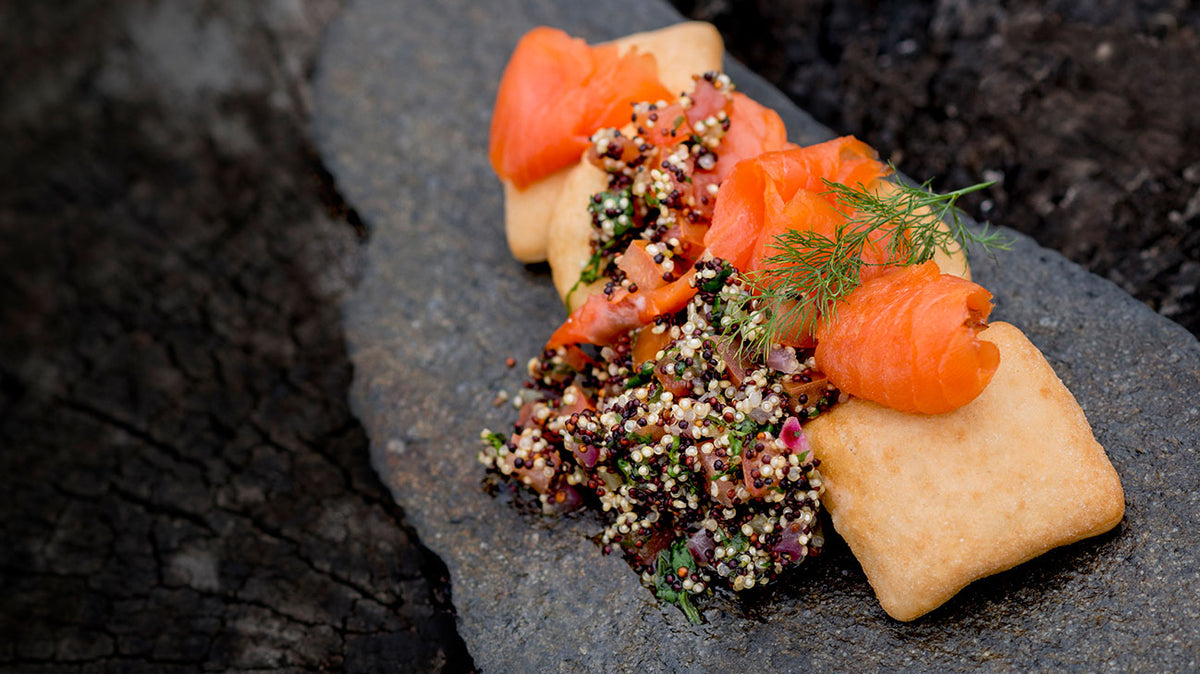 Salmón ahumado, sopaipillas sureñas y pebre de quinoa al merquén ahuma