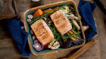 Salmón atlántico con verduras asadas