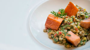Salmón ahumado con guarnición fría de lentejas