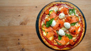 Pizza de salmón ahumado, queso mantecoso artesanal y bocconcini