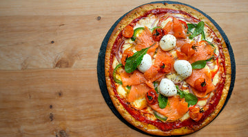 Pizza de salmón ahumado, queso mantecoso artesanal y bocconcini