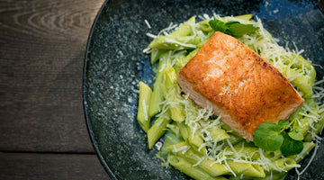 Salmón atlántico a la plancha y pasta en crema de berros