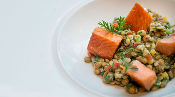 Salmón ahumado con guarnición fría de lentejas